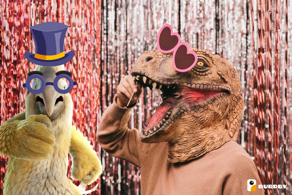 Pablo de Burddy and his friend the dinosaur enjoy an original carnival animation with the photobooth