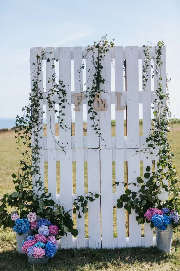 Un photocall en palettes de bois peintes apportera une jolie touche d'originalité à vos clichés de mariage